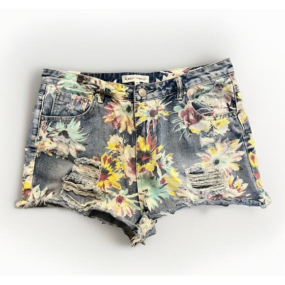 Almost Famous Denim Jeans Women’s Size 13 Shorts Floral Design Ripped Casual-Fit - Picture 1 of 5